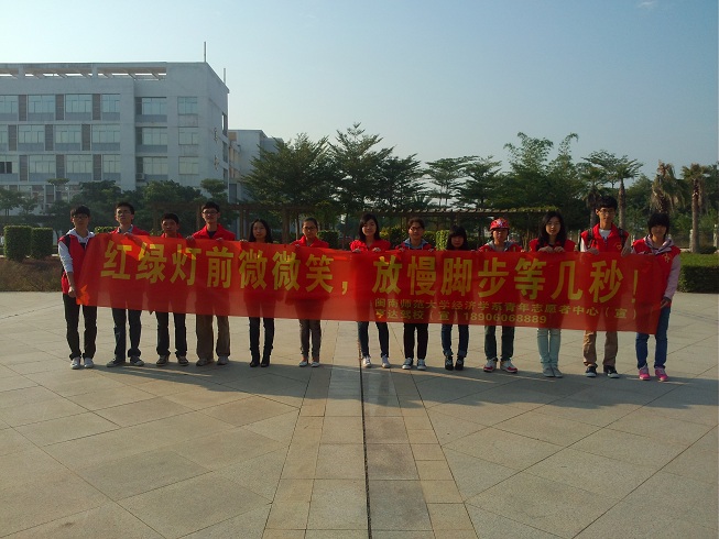 志愿者筑“人肉斑马线” 劝导“中国式过马路”