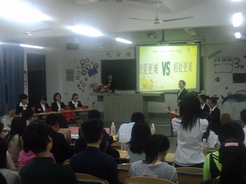 经济学院举办“成长杯”辩论赛决赛