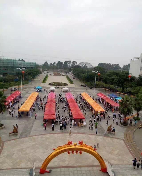 威廉希尔官网首届大型招聘会圆满落幕