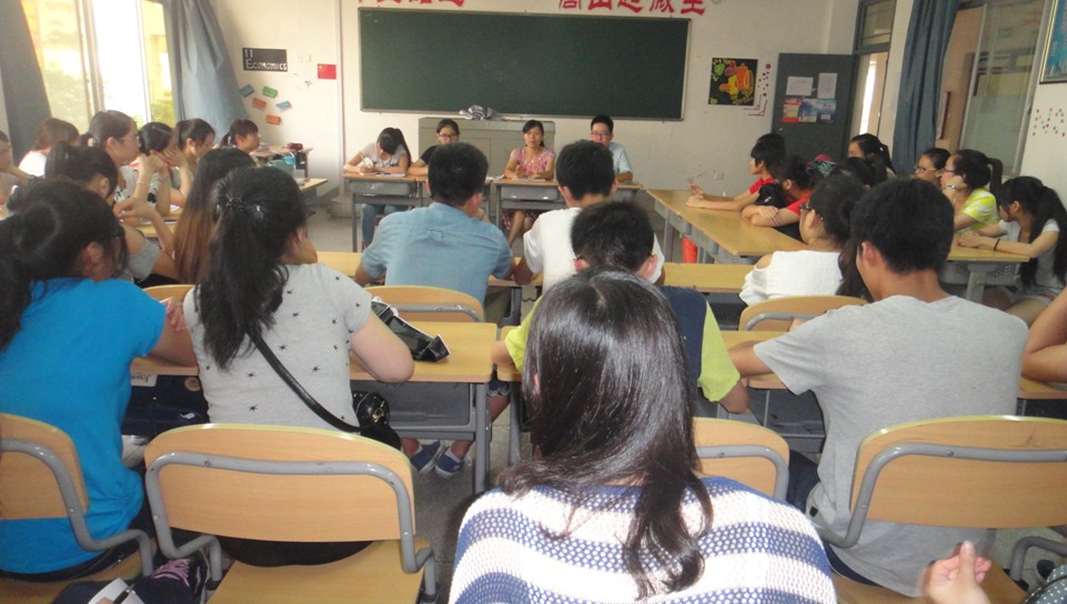 经济学院召开“和谐宿舍，品质生活——寝室文化建设”座谈会