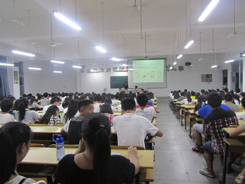经济学院举行“携手向前走，共圆大学梦”新老生交流会