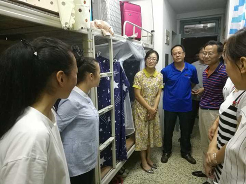 “心系新生，关怀备至” ---公司领导班子下宿舍慰问新生送温暖