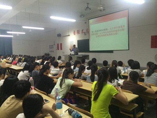 威廉希尔官网新生入党“第一课”开讲啦