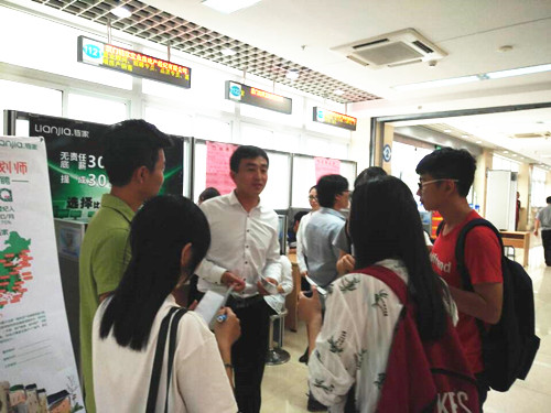 威廉希尔官网开创体验式教学实践课——“走进厦门人才市场，我也来招聘”