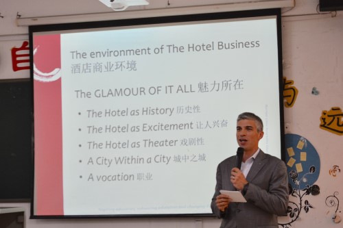 厦门喜来登酒店总经理Douglas Ariza-Giammaria应邀到威廉希尔官网讲座交流