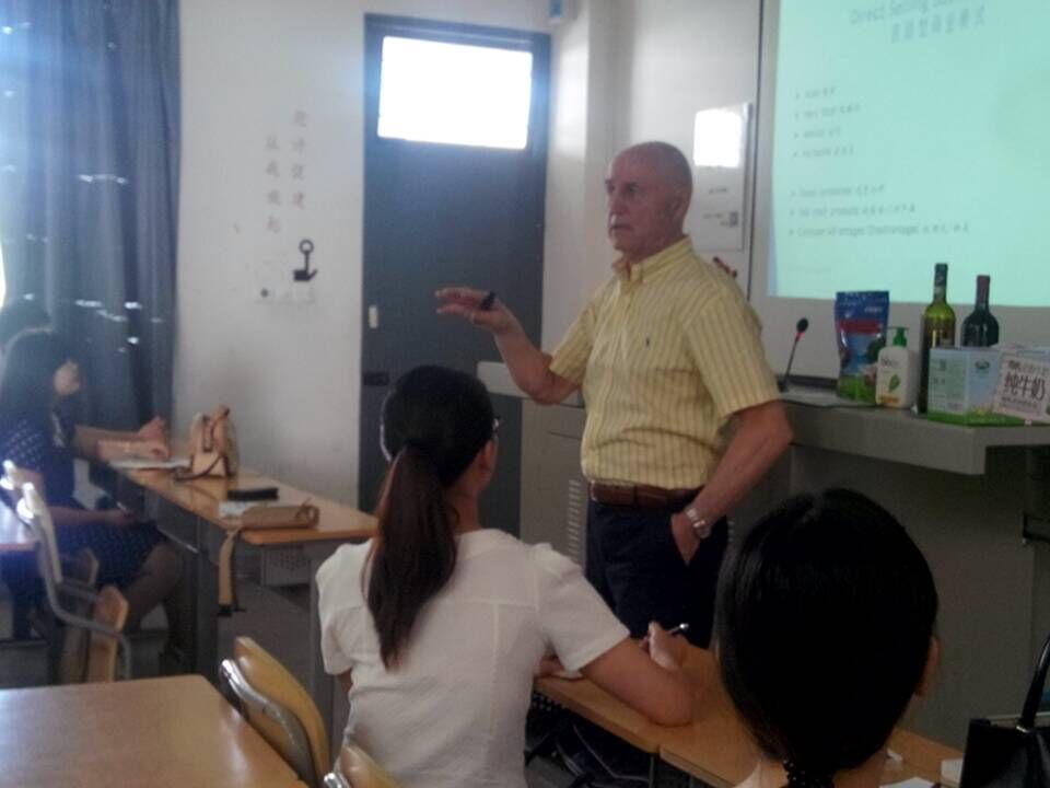 威廉希尔官网“电子商务系列讲座”第一讲顺利举行