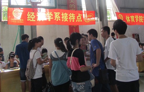 经济学院2013级新生迎接工作顺利进行