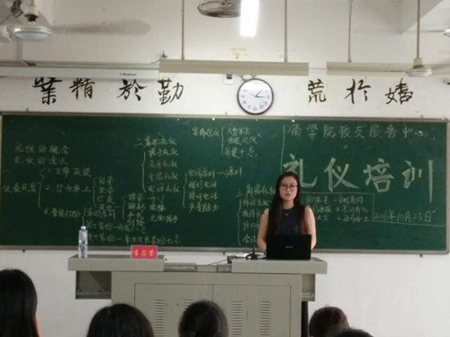 “学习礼仪文明，展现员工风采”威廉希尔官网员工服务中心礼仪培训活动圆满落幕