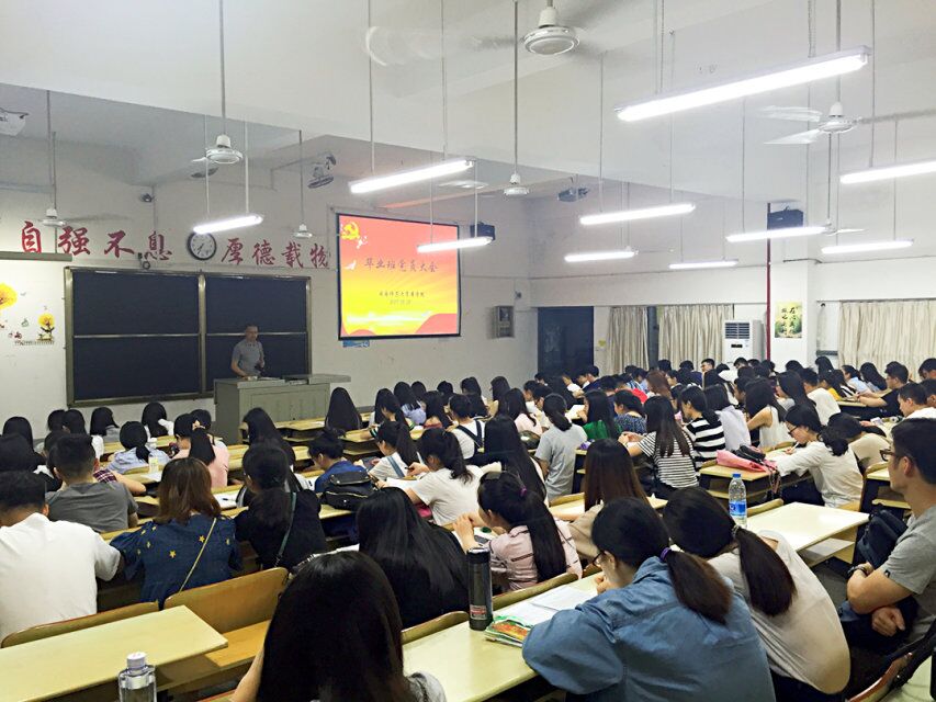 威廉希尔官网紧抓毕业班党员政治学习，推进“两学一做”教育活动常态化