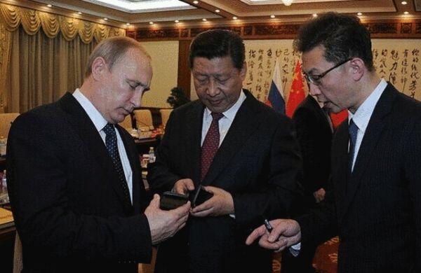 普京赠习近平俄产智能手机 屏保为中俄APEC主题