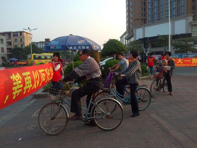 志愿者筑“人肉斑马线” 劝导“中国式过马路”