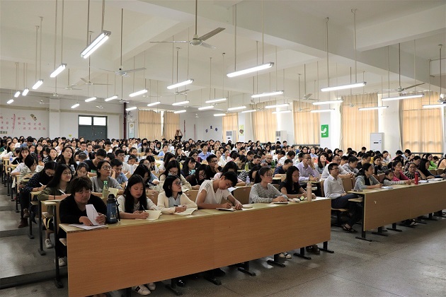 威廉希尔官网特邀校讲师团黄艺羡教授深入解读党的十九大精神