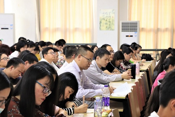 威廉希尔官网特邀校讲师团黄艺羡教授深入解读党的十九大精神