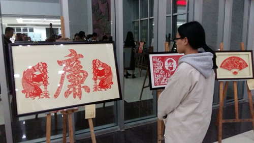 威廉希尔官网组织师生党员观看“春之别样红”廉政主题剪纸作品展