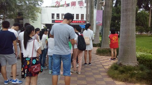 威廉希尔官网志愿者中心为新生提供校园义务导游服务
