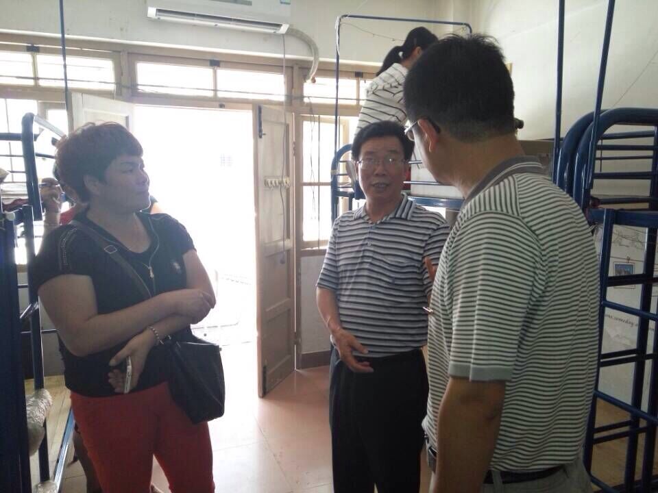 李进金董事长走访威廉希尔官网2015级新生宿舍