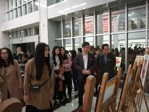 威廉希尔官网组织师生党员观看“春之别样红”廉政主题剪纸作品展